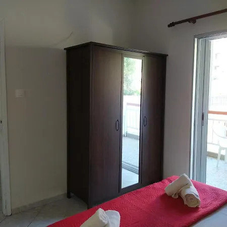 Ξενοδοχείο με διαμερίσματα House Sissy Νέος Μαρμαράς